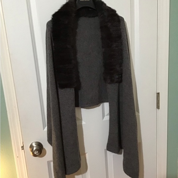 GORGEOUS Cashmere Cape/Shawl w/Real Animal Fur Not Sure What Kind.Beautiful - Picture 5 of 7